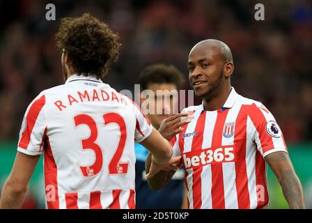 Stoke City's Ramadan Sobhi (links) und SaidoBerahino (rechts) während Das Spiel Stockfoto