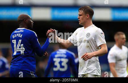 Matt Smith von Queens Park Rangers (rechts) schüttelt am Ende des Spiels die Hand mit Sol Bamba von Cardiff City (links) Stockfoto