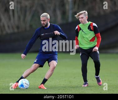 Vladimir Gadzhev von Coventry City (links) während einer Trainingseinheit bei Sky Blue Lodge Stockfoto