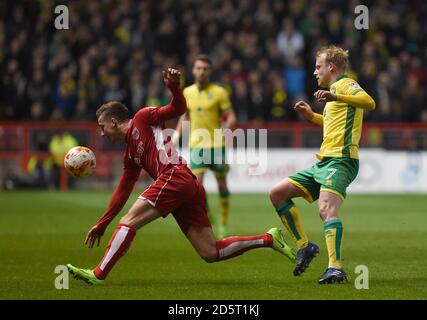 Joe Bryan von Bristol City (links) und Steven Naismith von Norwich City In Aktion Stockfoto