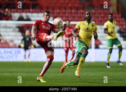 Aden Flint (links) von Bristol City und Cameron Jeromen von Norwich City In Aktion Stockfoto