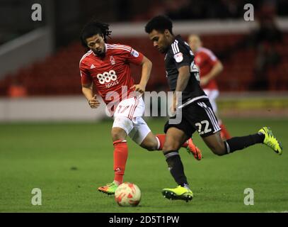 Hildeberto Pereira aus Nottingham Forest (links) und Brentfords Schlacht bei Rico Henry Für den Ball Stockfoto