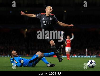 Arjen Robben (rechts) des FC Bayern München und Arsenal-Torwart David Ospina Kampf um den Ball Stockfoto