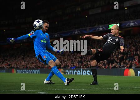 Arjen Robben (rechts) des FC Bayern München und Arsenal-Torwart David Ospina Kampf um den Ball Stockfoto