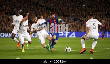 Barcelonas Lionel Messi (rechts) und Paris Saint-Germain's Layvin Kurzawa (links) Kampf um den Ball Stockfoto