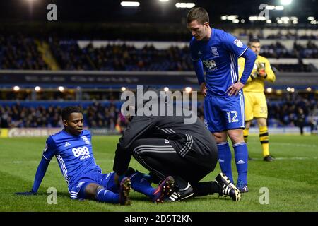 Cheick Keita (links) von Birmingham City wird von Physio Pete behandelt Shaw als Craig Gardner (rechts) anschaut Stockfoto