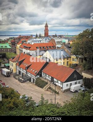 HELSINGBORG, SCHWEDEN - 06. OKTOBER 2020: Eine erhöhte Ansicht der Stadt zeigt einige der verschiedenen architektonischen Details und Stile. Stockfoto