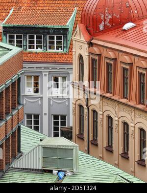 HELSINGBORG, SCHWEDEN - 06. OKTOBER 2020: Eine erhöhte Ansicht der Stadt zeigt einige der verschiedenen architektonischen Details und Stile. Stockfoto