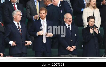 Konservativer Abgeordneter für Sevenoaks und Verteidigungsminister Sir Michael Fallon (links), Prinz Harry (2. Links), RFU-Präsident Peter Baines (2. Rechts) und Anne, Prinzessin Royal (rechts) in den Ständen vor dem Spiel Stockfoto