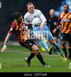 Stuart Beavon von von Coventry City (links) und Romain Vincelot von Bradford City Kampf um den Ball Stockfoto