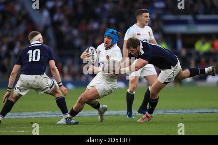 Englands Jack Nowell (Mitte) in Aktion mit Schottlands Alex Dunbar (Rechts) und Finn Russell Stockfoto