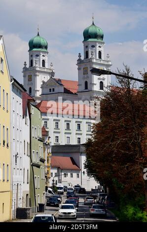 Passau, Deutschland - 17. Juli 2018: Der Stephansdom ist eine barocke Bischofskirche in der Stadt Passau in Bayern nahe der Grenze zu Österreich, Stockfoto