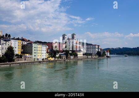 Deutschland, Stadtbild mittelalterlicher Schaibling Turm und St. Michael Kirche in der Altstadt am Inn in der Stadt Passau in Bayern in der Nähe der Bor Stockfoto