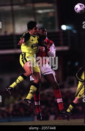 Arsenals Patrick Vieira (rechts) schlägt Sheffield United's Marcelo (links) zu Der Ball Stockfoto