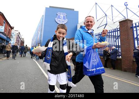 Everton-Fans kommen vor dem Spiel im Goodison Park an Stockfoto