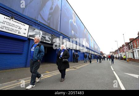 Everton-Fans kommen vor dem Spiel im Goodison Park an Stockfoto