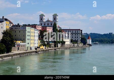 Deutschland, Stadtbild mit Kirche St. Michael der Altstadt am Inn in der Stadt Passau in Bayern nahe der Grenze zu Österreich, liegt Stockfoto