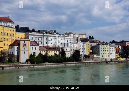 Deutschland, Stadtbild mit Schloss Oberhaus und der Altstadt am Inn in der Stadt Passau in Bayern nahe der Grenze zu Österreich, liegt Stockfoto