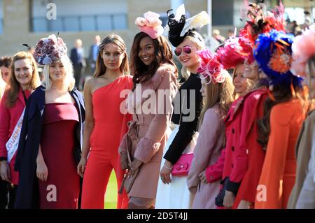 Ladies Day Ambassadors Roz Purcell (links) und Elizabeth Grant daneben Weibliche Rennfahrerinnen im Paradering während des Ladies Day of Das Cheltenham Festival 2017 Stockfoto