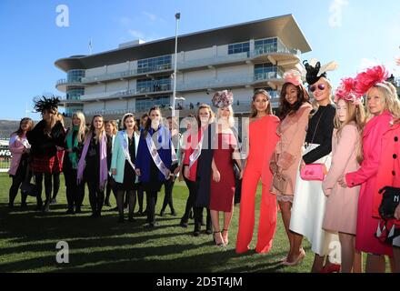 Ladies Day Ambassadors Roz Purcell (links) und Elizabeth Grant daneben Weibliche Rennfahrerinnen im Paradering während des Ladies Day of Das Cheltenham Festival 2017 Stockfoto