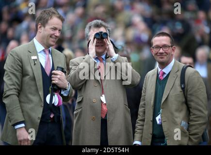 Racegoers schauen während des St. Patrick's Day des 2017 Cheltenham Festival Stockfoto