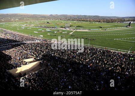 Allgemeine Ansicht der Aktion in der Betway Queen Mother Champion Chase beim Ladies Day des Cheltenham Festivals 2017 Stockfoto