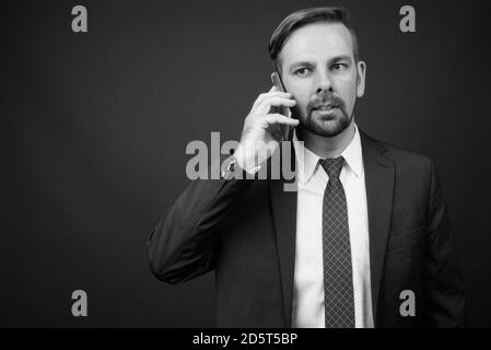 Blond bärtigen Geschäftsmann mit Spitzbart gegen grauer Hintergrund Stockfoto