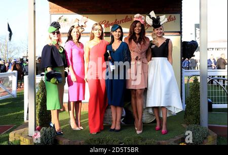 Ladies Day Botschafter Roz Purcell (Mitte, links) und Elizabeth Grant (zweite rechts) mit der Gewinnerin der bestgekleideten Dame Una O'Farrell (Mitte, rechts) während des Ladies Day des Cheltenham Festivals 2017 Stockfoto