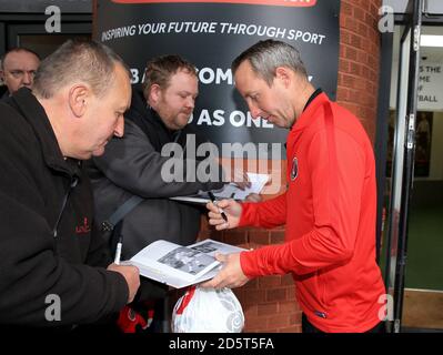 Charlton Athletic Lee Bowyer unterzeichnet Autograophs für Fans, als er seinen Weg in den Boden vor dem Sky Bet League One Spiel in Bramhall Lane macht. Stockfoto