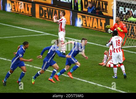 Chelsea's Gary Cahill, Mitte rechts, feiert das Tor zum Sieg Stockfoto