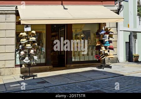 Passau, 17. Juli 2018: Hutgeschäft für Frauen und Männer in der Altstadt Stockfoto