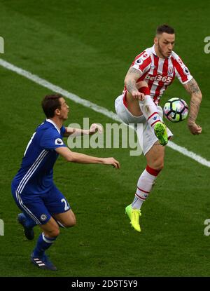 Chelsea's Nemanja Matic und Stoke City's Marko Arnautovic (rechts) Stockfoto