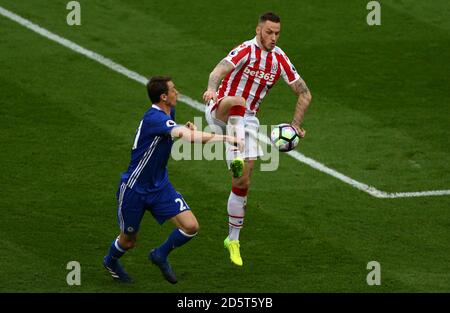 Chelsea's Nemanja Matic und Stoke City's Marko Arnautovic (rechts) Stockfoto