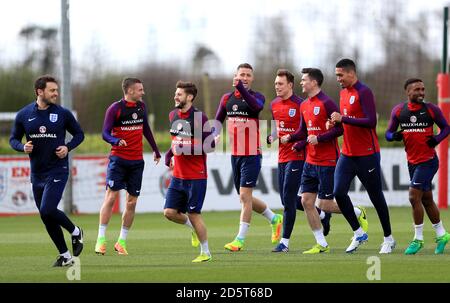 Englands Jamie Vardy (links), Adam Lallana (zweite links), Gary Cahill (Mitte links), Phil Jones (Mitte rechts), Michael Keane (dritte rechts), Chris Smalling (rechts) und Jermain Defoe Stockfoto