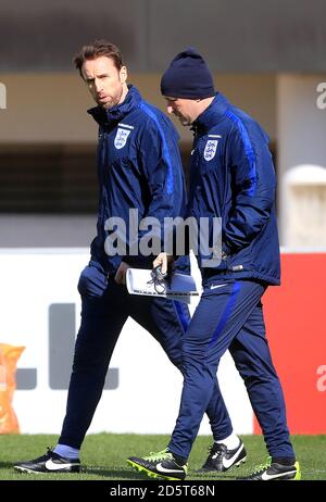 England Manager Gareth Southgate (links) und Steve Holland (rechts) Stockfoto