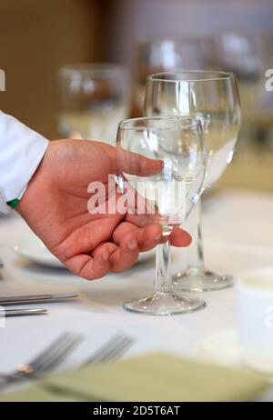 Eine allgemeine Ansicht als Tabellen wird im eingerichtet Festival Restaurant auf der Cheltenham Rennbahn Stockfoto