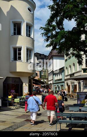 Passau, Deutschland - 17. Juli 2018: Unbekannte in den Gassen der Altstadt von Passau in Bayern nahe der Grenze zu Österreich liegt die Stadt am Konf Stockfoto