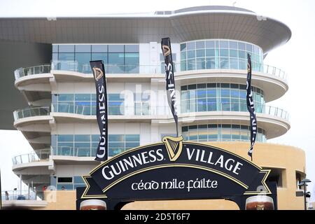 Eine allgemeine Ansicht des Guinness Brandings und der Beschilderung während der St Patrick's Day des Cheltenham Festivals 2017 Stockfoto