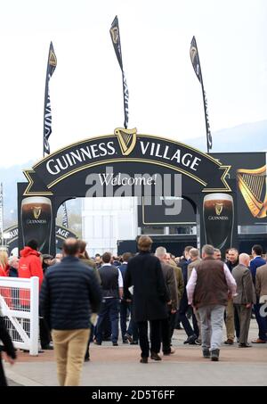 Eine allgemeine Ansicht des Guinness Brandings und der Beschilderung während der St Patrick's Day des Cheltenham Festivals 2017 Stockfoto