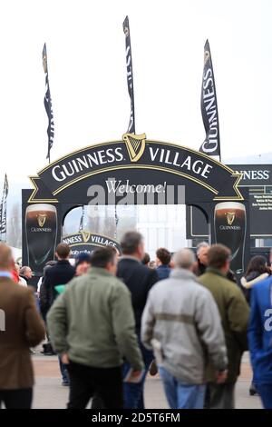 Eine allgemeine Ansicht des Guinness Brandings und der Beschilderung während der St Patrick's Day des Cheltenham Festivals 2017 Stockfoto