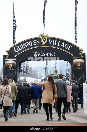 Eine allgemeine Ansicht des Guinness Brandings und der Beschilderung während der St Patrick's Day des Cheltenham Festivals 2017 Stockfoto