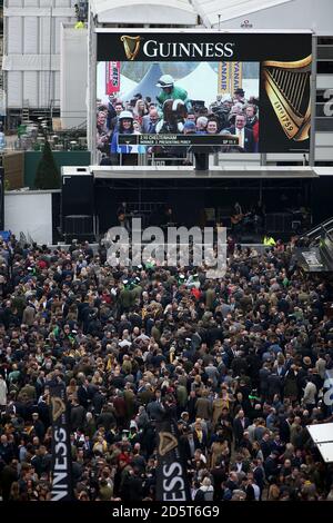 Ein allgemeiner Blick auf Guinness Beschilderung und Branding während St Patrick's Day des Cheltenham Festivals 2017 Stockfoto