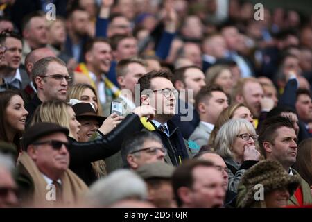 Racegoers schauen während des St. Patrick's Day des 2017 Cheltenham Festival Stockfoto