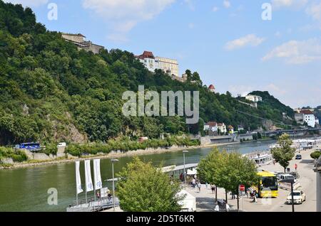 Passau, Deutschland - 17. Juli 2018: Nicht identifizierte Personen an Donau und Veste Oberhaus in der Stadt Passau in Bayern nahe der Grenze zu Österreich, Stockfoto