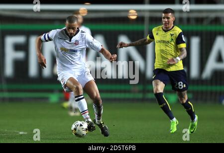 Bolton Wanderers' Darren Pratley (links) läuft vor Marvin Johnson von Oxford United Stockfoto