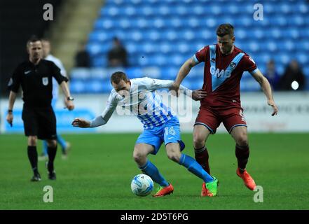 Stuart Beavon von von Coventry City (links) und Ryan Taylor von Port Vale Kampf um den Ball Stockfoto