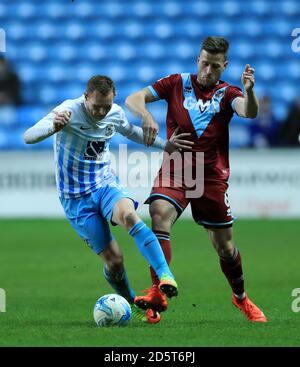 Stuart Beavon von von Coventry City (links) und Ryan Taylor von Port Vale Kampf um den Ball Stockfoto