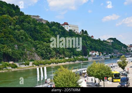 Passau, Deutschland - 17. Juli 2018: Nicht identifizierte Personen an Donau und Veste Oberhaus in der Stadt Passau in Bayern nahe der Grenze zu Österreich, Stockfoto