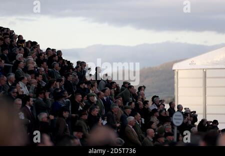 Racegoers beobachten die Aktion am ersten Tag der 2017 Cheltenham Festival Stockfoto