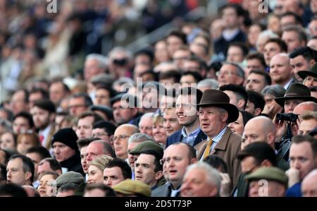 Racegoers beobachten die Aktion am ersten Tag der 2017 Cheltenham Festival Stockfoto